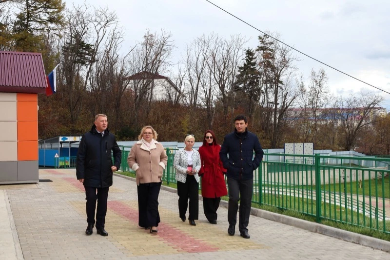 Наталия Куприна оценила обновленную территорию детского сада «Золотой петушок»