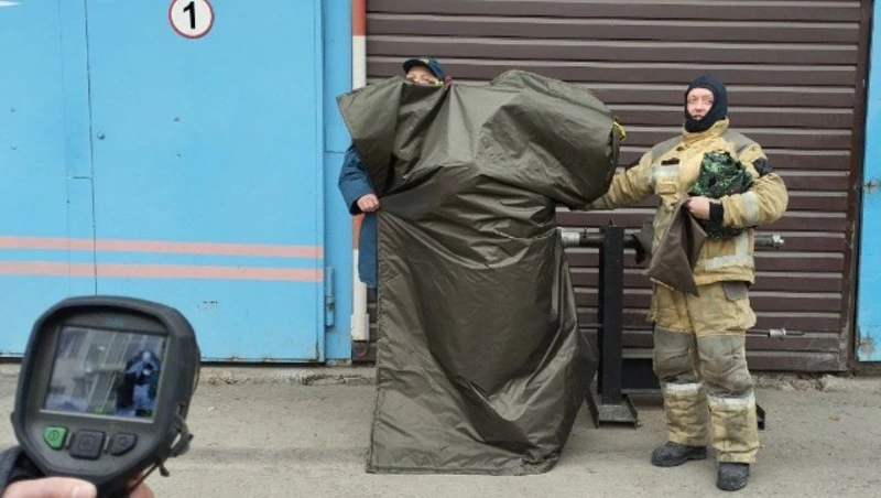 Пожарные помогли добровольцам из Корсакова протестировать снаряжение для СВО
