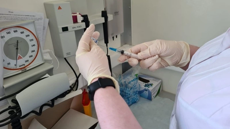 Сотрудники администрации и подведомственных учреждений прошли ревакцинацию