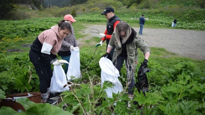 В Корсаковском районе продолжается очистка туристических маршрутов